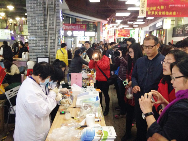 東莞市常平鎮質檢中心美食節現場開展食品安全抽